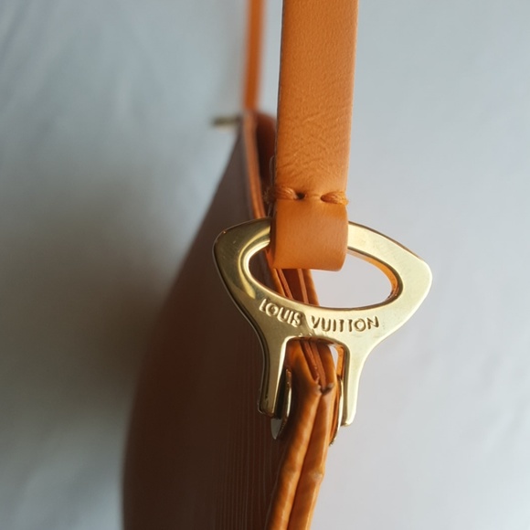 🌸SOLD🌸Louis Vuitton Epi Demi Lune Pochette - Picture 3 of 8